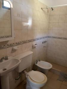 Koupelna v ubytování DUPLEX EN PLENO CENTRO DE MAR DE AJO