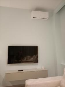 A television and/or entertainment centre at Ice Cream APARTMENTS