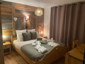 a bedroom with a bed with two stuffed animals on it at Nouveau Gîte Bain Nordique in Xonrupt-Longemer