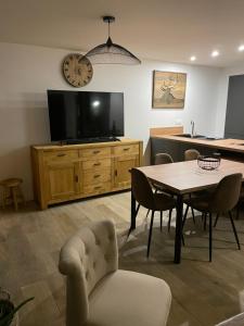 TV a/nebo společenská místnost v ubytování Nouveau Gîte Bain Nordique
