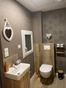 Koupelna v ubytování Nouveau Gîte Bain Nordique + 32 fotografií
