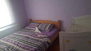 Ένα ή περισσότερα κρεβάτια σε δωμάτιο στο Apartman Ivanović 5