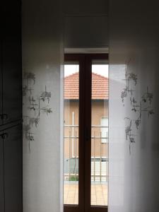una finestra con vista su un edificio di Appartamento ZenaUp a Saronno