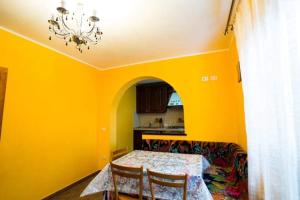 a dining room with a table and a chandelier at Casa Giorgiana in Statiunea Borsa