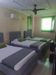 Postel nebo postele na pokoji v ubytování Hotel Calarca N2