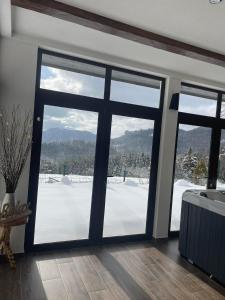 Cảnh núi rừng hoặc tầm nhìn ra núi từ biệt thự