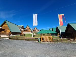 una fila de casas con banderas delante de ellas en Woodland, en Žabljak