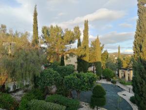 an overhead view of a garden with trees and shrubs at Aphrodite Hills Adonis Apartment in Kouklia