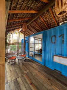 sala de estar con paredes azules y suelo de madera. en H20 Container Cabins en San Agustinillo
