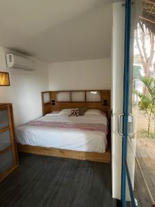 1 dormitorio con 1 cama en una habitación en H20 Container Cabins en San Agustinillo