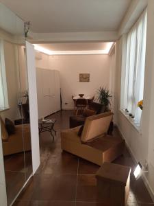 salon z kanapą i stołem w obiekcie Loft La Corte w mieście Pietrasanta