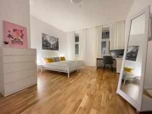 - un salon avec un lit et un bureau dans l'établissement BIG Apartment Vienna, à Vienne