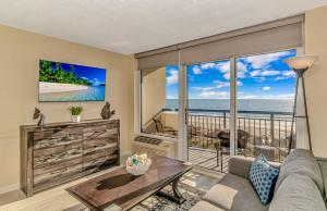 een woonkamer met een bank en uitzicht op de oceaan bij Oceanfront 1 Bedroom 2 Bath Suite Boardwalk 439 in Myrtle Beach