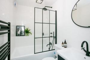 Ванная комната в Modern Garden Apartment Camden