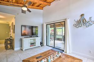 Televiisor ja/või meelelahutuskeskus majutusasutuses Jensen Beach Home with Pool Access Less Than 1 Mi to Beach!
