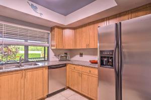 Köök või kööginurk majutusasutuses Jensen Beach Home with Pool Access Less Than 1 Mi to Beach!