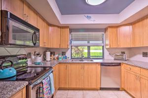 Köök või kööginurk majutusasutuses Jensen Beach Home with Pool Access Less Than 1 Mi to Beach!
