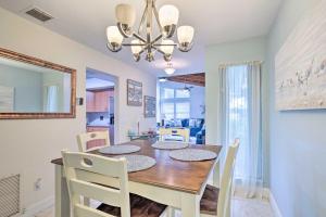 Foto sihtkohas Jensen Beach asuva majutusasutuse Jensen Beach Home with Pool Access Less Than 1 Mi to Beach! galeriist