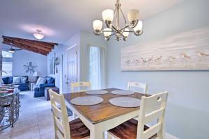 Foto sihtkohas Jensen Beach asuva majutusasutuse Jensen Beach Home with Pool Access Less Than 1 Mi to Beach! galeriist