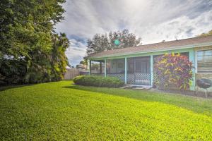 Aed väljaspool majutusasutust Jensen Beach Home with Pool Access Less Than 1 Mi to Beach!