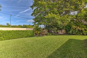 Aed väljaspool majutusasutust Jensen Beach Home with Pool Access Less Than 1 Mi to Beach!
