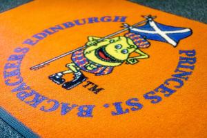 een oranje teken met een tekenfilmteken erop bij Princes Street Hostel in Edinburgh