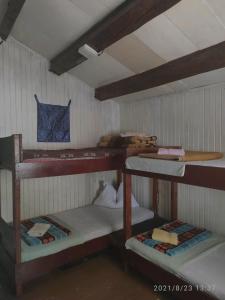 Čunski的住宿－Robinzonska kučica，一间设有三张双层床的客房