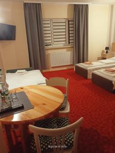 Łóżko lub łóżka w pokoju w obiekcie Hotelik Krakowiak