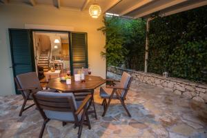 Patio alebo iná vonkajšia časť ubytovania Rodi-Poros Green Village