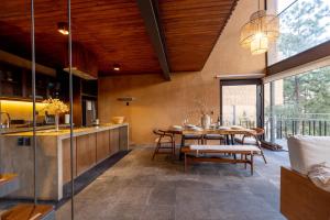 Fotografie z fotogalerie ubytování Cabaña Lujo con Alberca Climatizada Vistas al Bosque de Mazamitla v destinaci Mazamitla