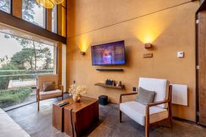 TV a/nebo společenská místnost v ubytování Cabaña Lujo con Alberca Climatizada Vistas al Bosque de Mazamitla