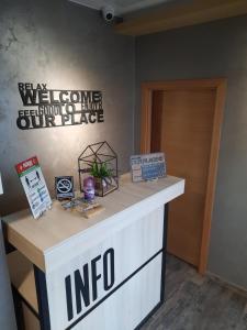 un ingresso ad un ufficio con un banco informazioni di Apartments "Our Place" Sarajevo a Ilidža
