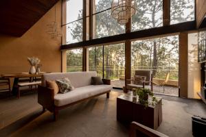 Posezení v ubytování Cabaña de lujo con Tina y Fogatero Vistas al Bosque de Mazamitla