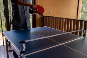 Stolní tenis v ubytování Cabaña Lujo con Alberca Climatizada Vistas al Bosque de Mazamitla nebo okolí