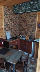 Isla NegraにあるCabañas MI REFUGIOのキッチン(コンロ、シンク、テーブル付)