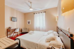 - une chambre à l'hôpital avec un lit et un bureau dans l'établissement ASPA - Alegria Studios, à Funchal