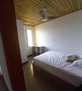 Tempat tidur dalam kamar di Recanto das Pedras - CASA Pedra Portuguesa - Com vista para o mar