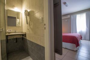 La salle de bains est pourvue d'un lavabo et d'un lit dans la chambre. dans l'établissement Boutique Apartments Plaza Dorrego, à Buenos Aires