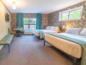 um quarto com 2 camas e uma janela em The Springs Motel em New Ashford
