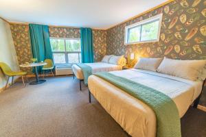 ein Hotelzimmer mit 2 Betten und einem Fenster in der Unterkunft The Springs Motel in New Ashford