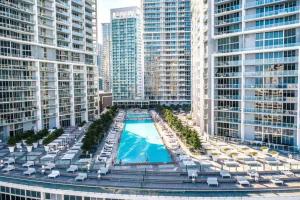 Výhľad na bazén v ubytovaní Downtown Miami Condo at the W - ICON Brickell alebo v jeho blízkosti