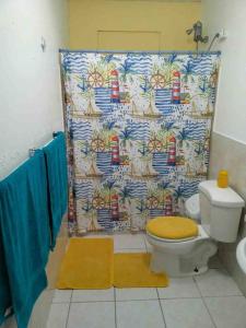 y baño con aseo y ducha. en Pirata Family House• A 5 min de Poblado Boquerón en Cabo Rojo