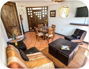 een woonkamer met een bank en een tafel bij Depa Mellado - Zona turística Guanajuato in Guanajuato