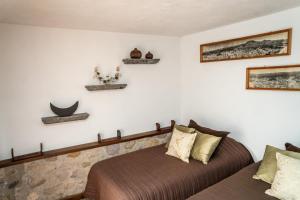 een slaapkamer met een bed en een stenen muur bij Depa Mellado - Zona turística Guanajuato in Guanajuato