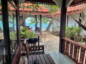 Ein Garten an der Unterkunft Pen's Bungalow Koh Phangan
