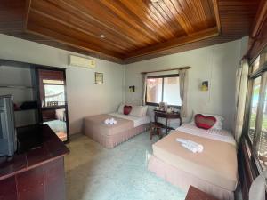 Ein Bett oder Betten in einem Zimmer der Unterkunft Pen's Bungalow Koh Phangan