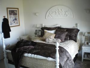 a bedroom with a large white bed with pillows at Turtle Mountain Inn in Vernon