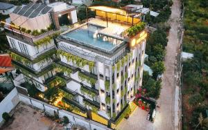 ブンタウにあるFati Boutique Hotel & Apartmentのスイミングプール付きの建物の上面の景色