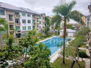 En udsigt til poolen hos Eden Penthouse Airport Access By Natol Homestay- Kuching Home eller i nærheden