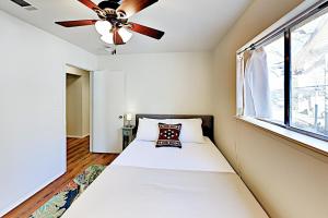 una camera con letto e ventilatore a soffitto di South Lamar Home ad Austin